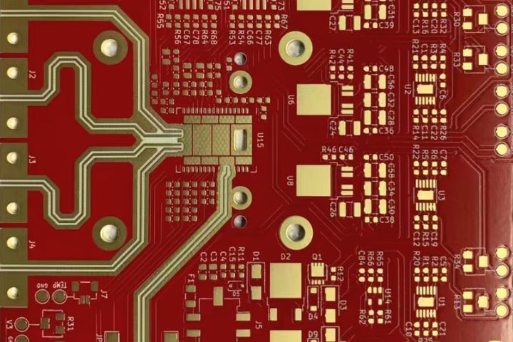 Макрофотография радиочастотной платы с согласованными линиями и позолоченными площадками